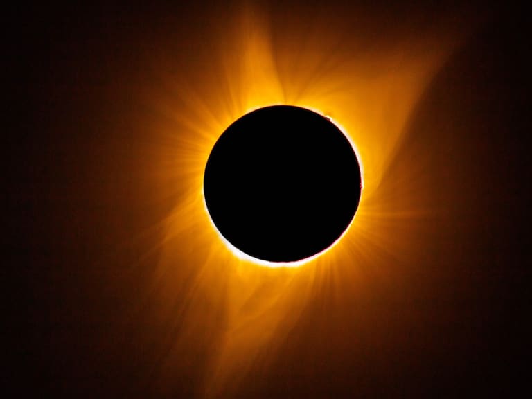 Eclipse solar anular , imagen ilustrativa