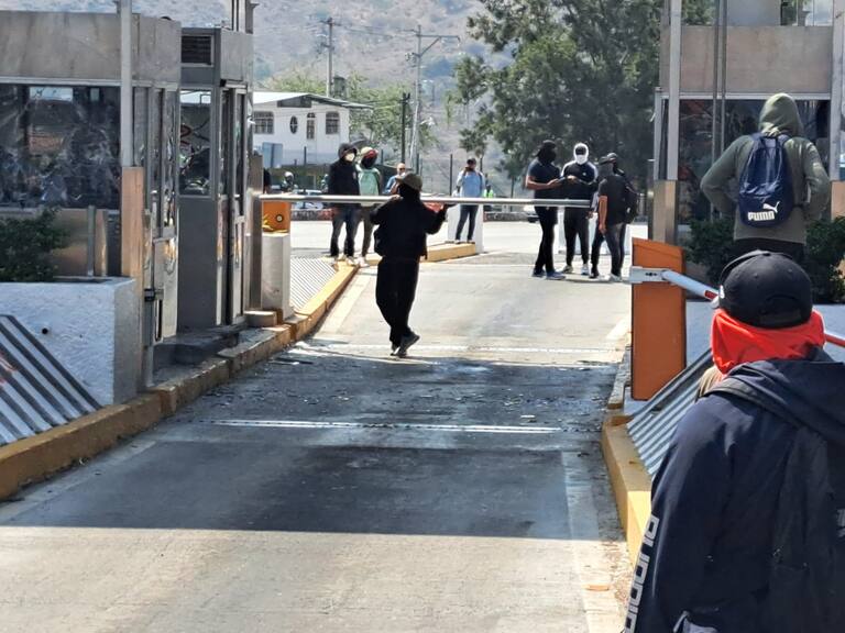 Normalistas destrozan caseta de cobro de Palo Blanco, sobre la Autopista del Sol