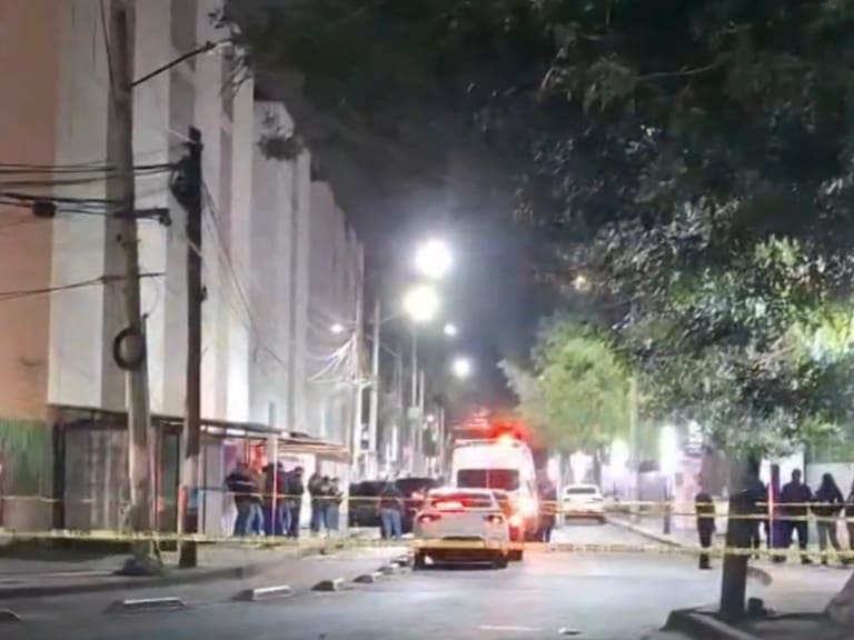 Dos presuntos delincuentes resultaron lesionados al repeler a la policía capitalina mientra intentaban asaltar a un transeunte.