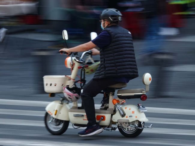 CDMX pone orden a la movilidad eléctrica: scooters y bicicletas deberán portar placas desde este 1 de julio