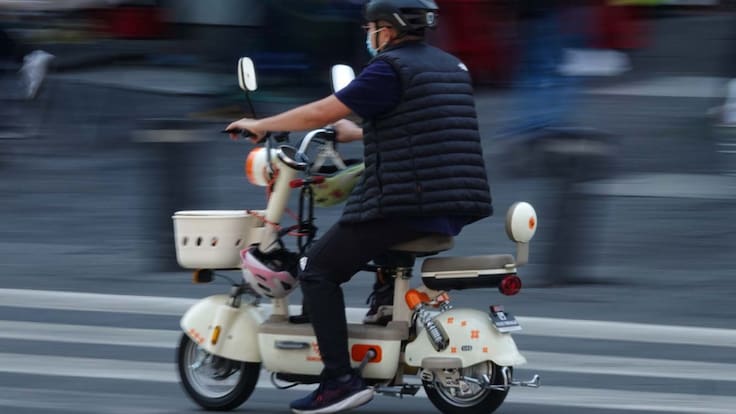 CDMX pone orden a la movilidad eléctrica: scooters y bicicletas deberán portar placas desde este 1 de julio
