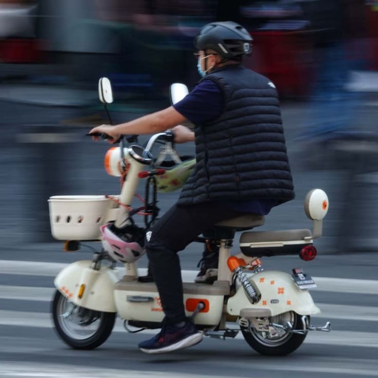CDMX pone orden a la movilidad eléctrica: scooters y bicicletas deberán portar placas desde este 1 de julio