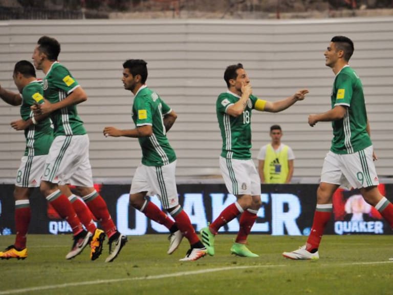 La FIFA multa a México por gritos homofóbicos en el Estadio Azteca