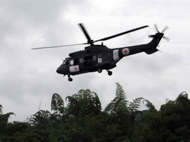 Viaja helicóptero brasileño que recogerá a primer rehén de las FARC