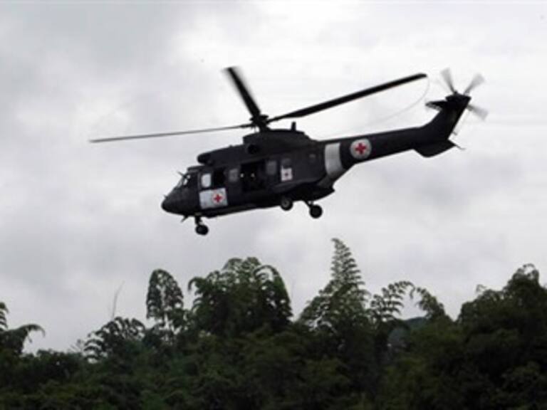 Viaja helicóptero brasileño que recogerá a primer rehén de las FARC