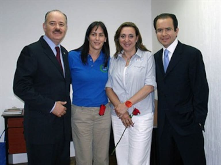 Presenta César Nava a cuatro integrantes de su equipo