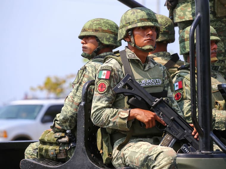 Salen libres ocho militares implicados en el caso Iguala; enfrentarán proceso en libertad.