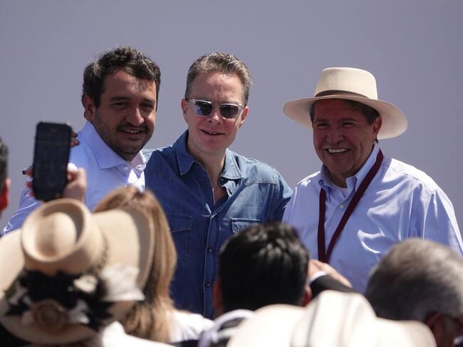 Por tomarse foto con Andrés López Beltrán, ignoraron a Sheinbaum