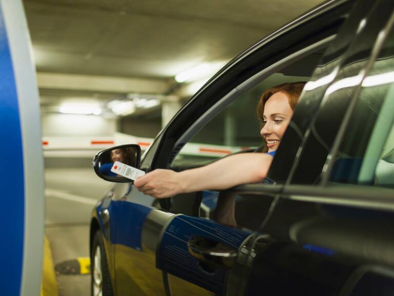 Diputado propone que no se cobren las primeras dos horas en estacionamientos comerciales