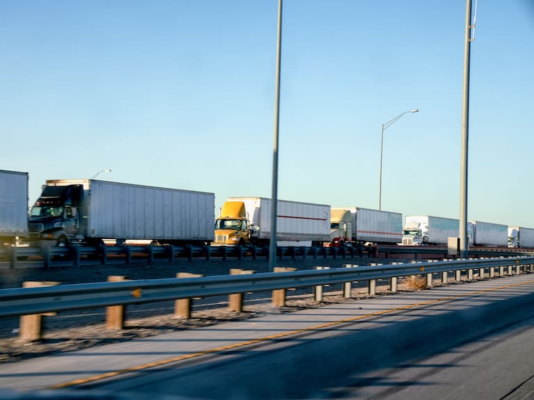 Las exportaciones de México en 2025 alcanzaron 665 mil millones de dólares y permitieron pasar de un déficit de 17 mil mdd en 2024 a un superávit de 700 mdd, previo a la revisión del T-MEC, reporta el COMCE.