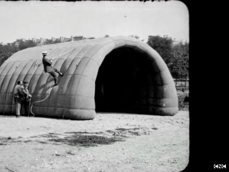 Hangar inflable. Se desarrollaron estructuras ingeniosas como esta hangar para dar cobijo a los aviones en cualquier lugar.