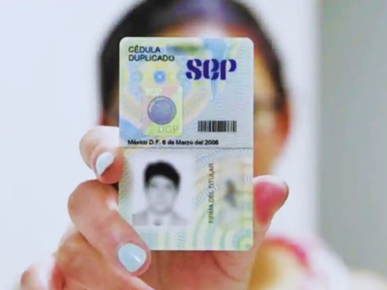 La cédula profesional física fue durante años el documento oficial para acreditar estudios y ejercer una profesión en México; hoy puede ser sustituida por la versión digital con la misma validez legal.