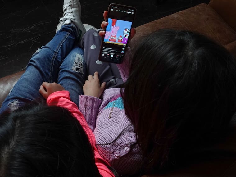 No basta con sacar celulares de las aulas, hay que regular entornos digitales