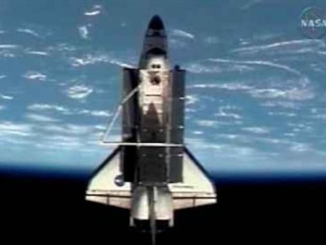 Discovery se aproxima a estación espacial para atracar