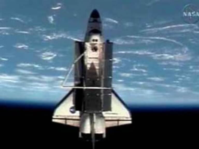 Discovery se aproxima a estación espacial para atracar