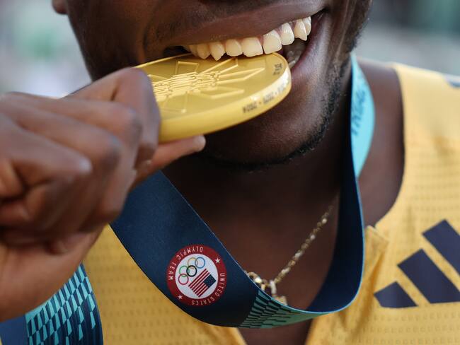 ¿Por qué los atletas muerden sus medallas olímpicas?