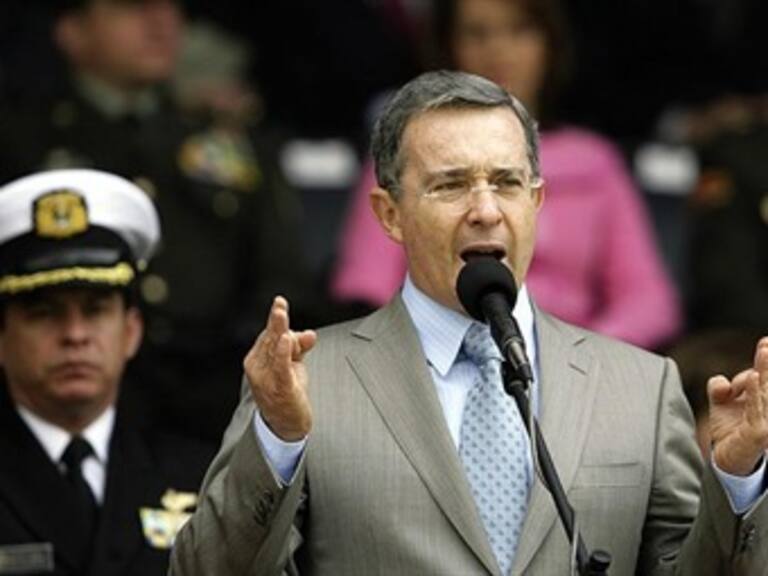 Uribe exige alto al fuego para negociar con rebeldes
