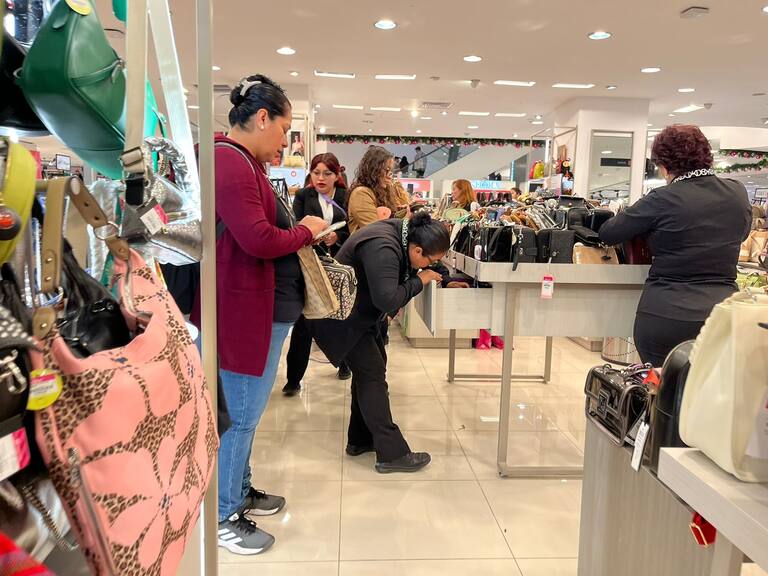 Desde muy temprano se abarrotaron las tiendas departamentales