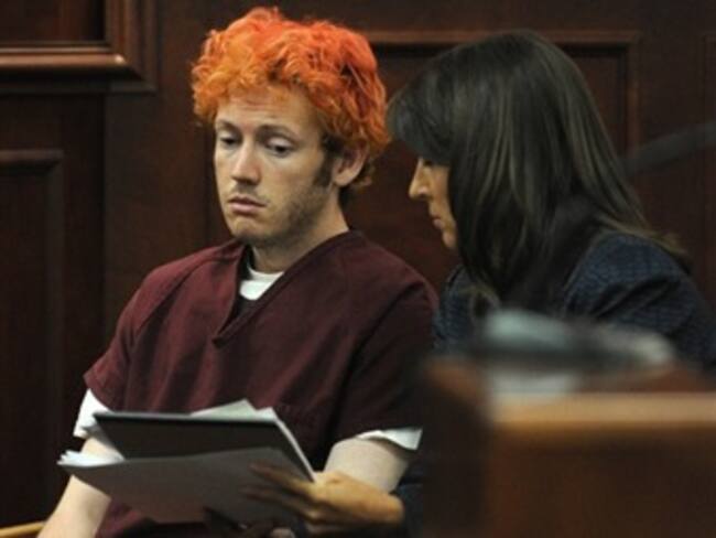 Imputan a Holmes 24 cargos de homicidio