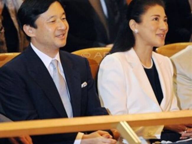 Visitan príncipes de Japón a víctimas de terremoto