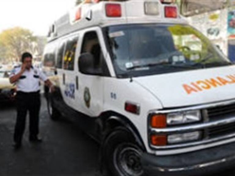 Choca autobús contra auto en Iztacalco