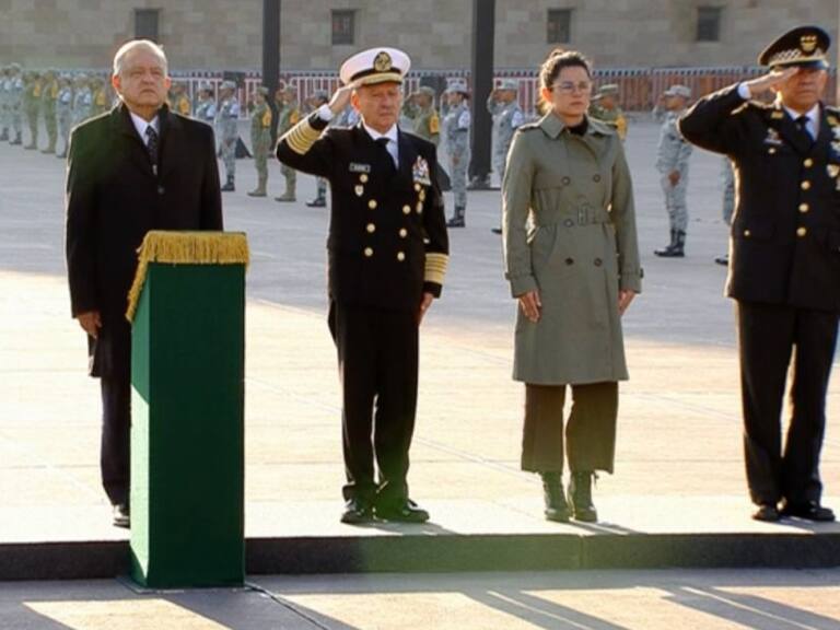 AMLO borrará la foto de entrega de bastón de mando, por orden del INE