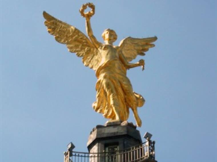 Exhumarán restos de héroes enterrados bajo Ángel de la independencia