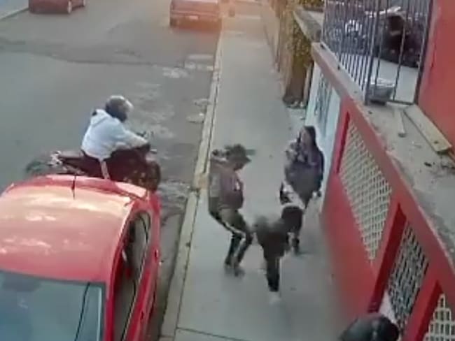 Novio huye y abandona a su novia durante asalto con moto en Ecatepec |VIDEO