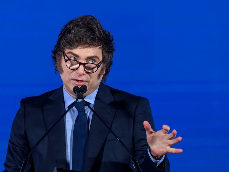 Filtran video de entrevista a Javier Milei en la que su asesor interrumpe a entrevistador para evitar problemas judiciales