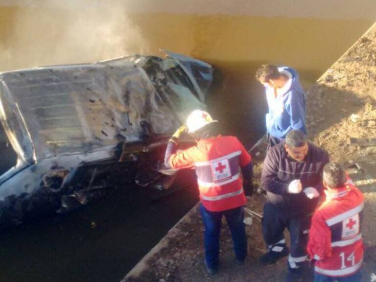 Fallecen tres personas al volcar su auto en Zapotlanejo