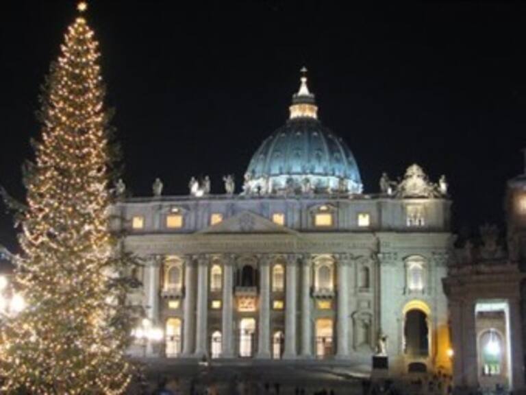 Inician trabajos para decoración navideña en El Vaticano