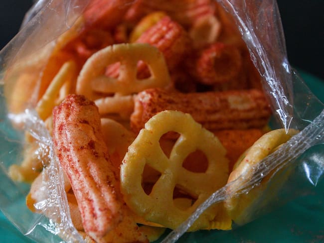 Entra en vigor la prohibición de venta de comida chatarra en todas las escuelas del país