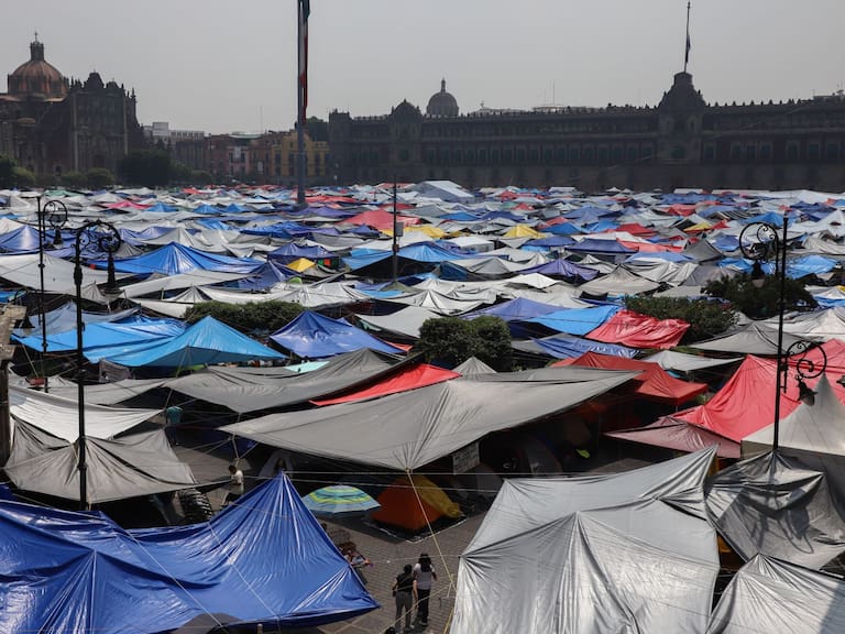 Desde su plantón en el Zócalo capitalino, maestros disidentes de la CNTE dieron a conocer sus acciones a realizar este lunes 26 de mayo en la CDMX, den demanda de atención a sus peticiones.
