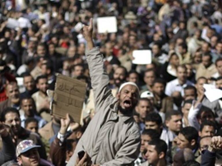 Revueltas árabes refuerzan a Irán y debilitan a Arabia Saudita: NYT