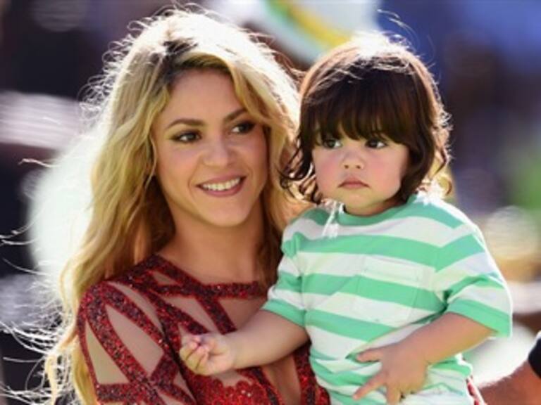 Shakira le enseña a leer a su hijo Milan