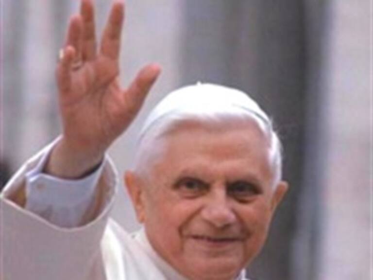 Interrumpe Papa homilía en España por cuestiones climatológicas