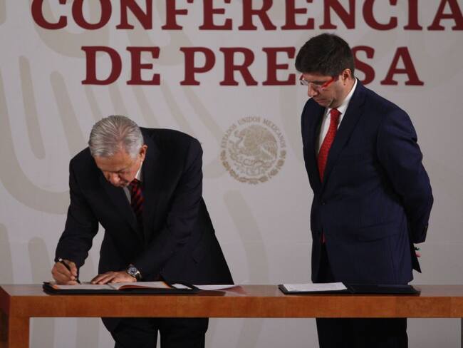 Ante notario firma AMLO no reelección ni corrupción