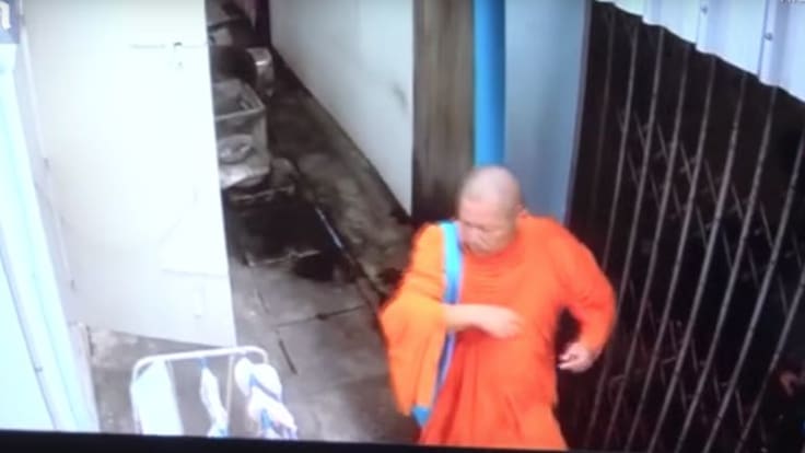 Sacerdote budista es sorprendido robando ropa interior