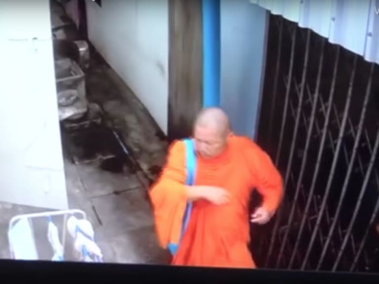 Sacerdote budista es sorprendido robando ropa interior