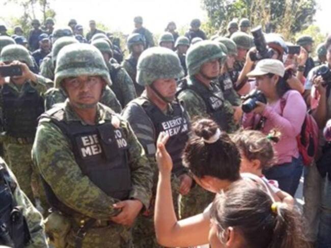 Policías comunitarios se enfrentan a soldados en Guerrero