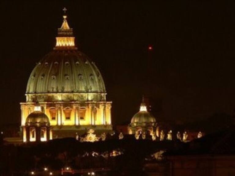 Sale humo blanco en el Vaticano