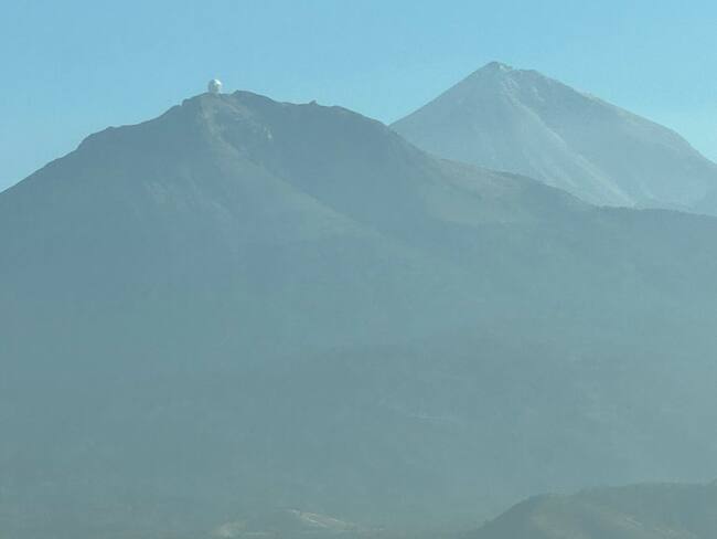 ¿OVNIS? Captan en VIDEO extraña esfera de metal sobre el Pico de Orizaba