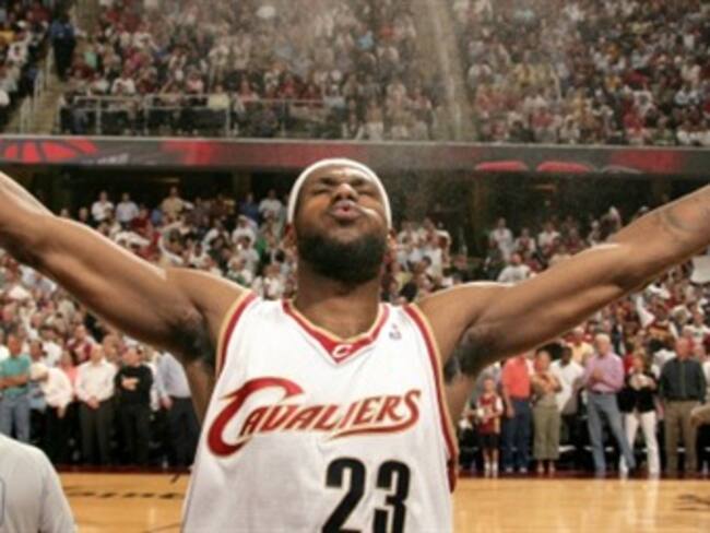 Vuelve a casa LeBron James y jugará en Cleveland Cavaliers