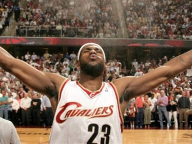 Vuelve a casa LeBron James y jugará en Cleveland Cavaliers