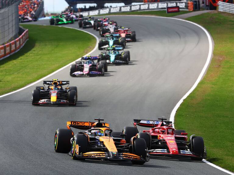 ZANDVOORT, NETHERLANDS - AUGUST 25: Oscar Piastri of Australia driving the (81) McLaren MCL38 Mercedes and Charles Leclerc of Monaco battle for track position at the start driving the (16) Ferrari SF-24 bat during the F1 Grand Prix of Netherlands at Circuit Zandvoort on August 25, 2024 in Zandvoort, Netherlands. (Photo by Joe Portlock/Getty Images)
