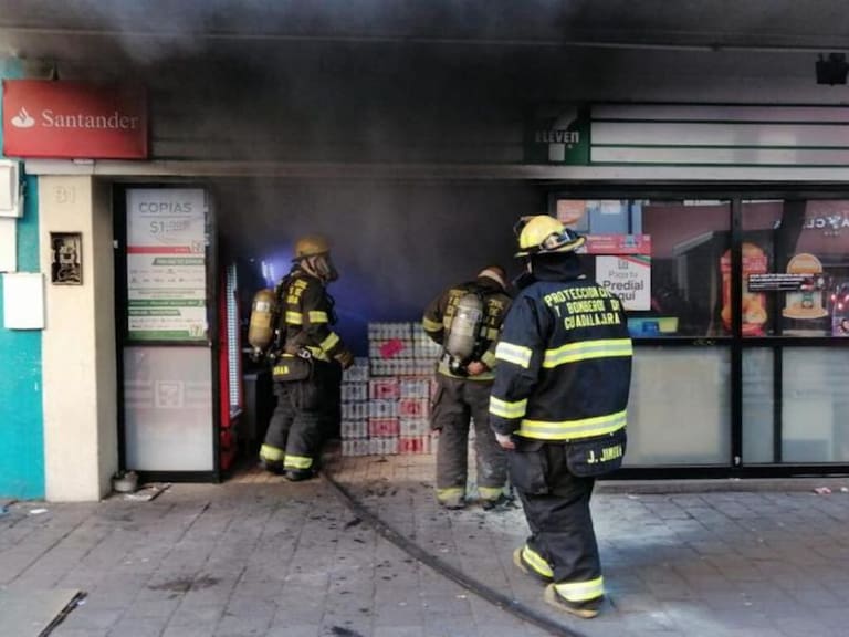 Detienen a hombre cuando incendiaba una tercera tienda de conveniencia