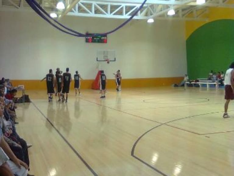 Primer plano de la cancha de basquetbol que cuenta con la certificación de la NBA Foto: Lilia Saúl