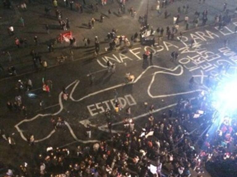 Marchan miles de personas para exigir el regreso de 43 normalistas desaparecidos de Ayotzinapa