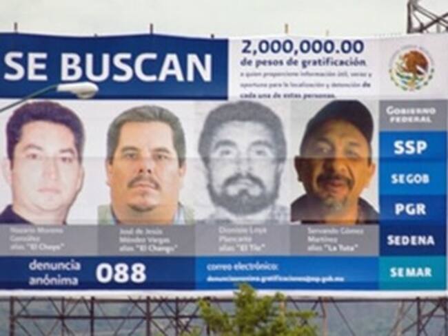 Queman anuncios de recompensas por narcos mexicanos en Michoacán
