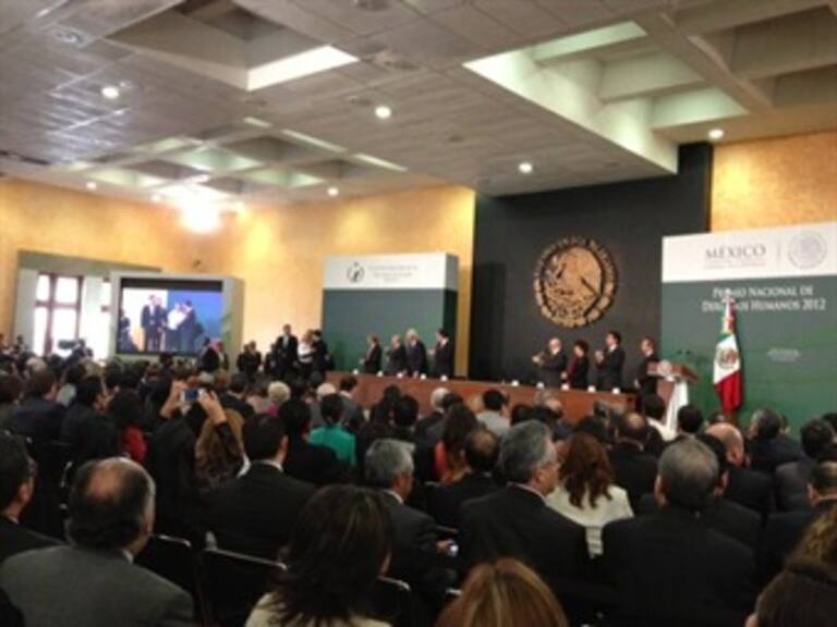 Entrega Peña Nieto a Solalinde Premio Nacional de DH 2012